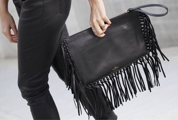 Adopter le sac à franges pour une allure bohème chic